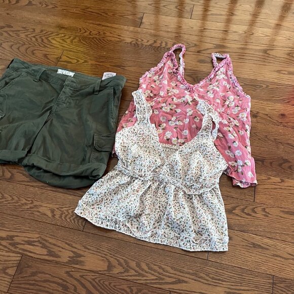 Guess Women's Green Cargo Shorts - Picture 10 of 14